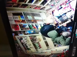 Τρίκαλα: Το βίντεο της ληστείας με απειλή μαχαιριών σε παντοπωλείο της πόλης